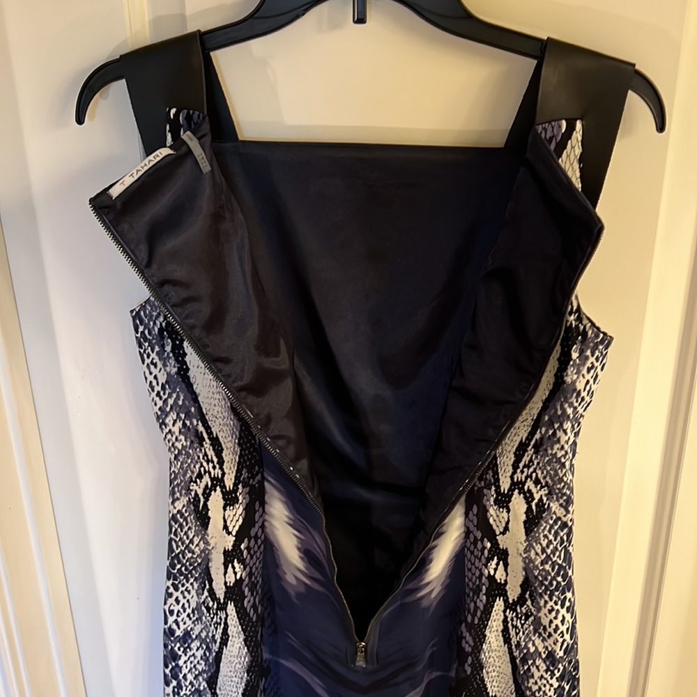 T Tahari Sexy Snake Skin Blue & White pattern sz 4 - Picture 8 of 8